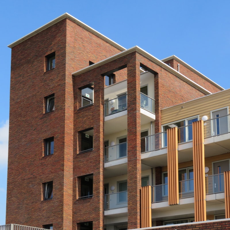 Dit appartementencomplex met 22 woningen en commerciële ruimten is gerealiseerd in de nieuwe woonwijk 'Groot Agteveld'.